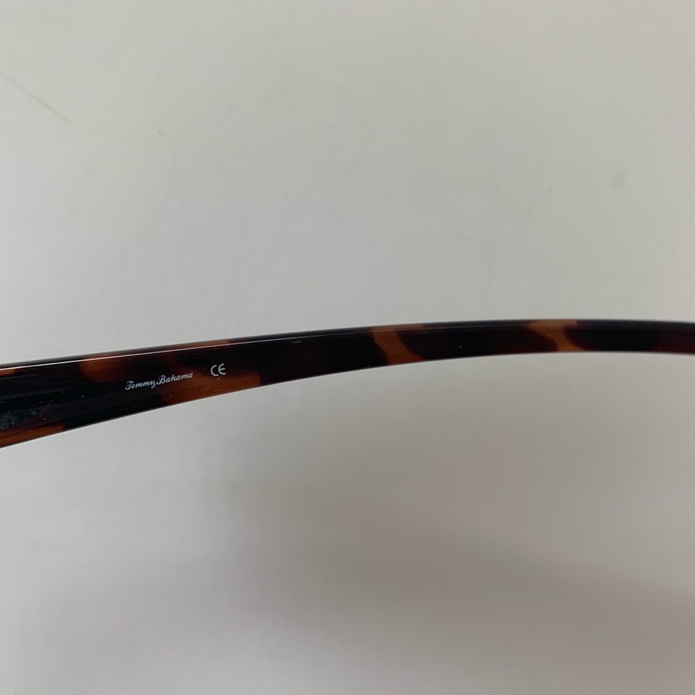 Tommy Bahama Stylish Tortoise Shell Sunglasses - image 4